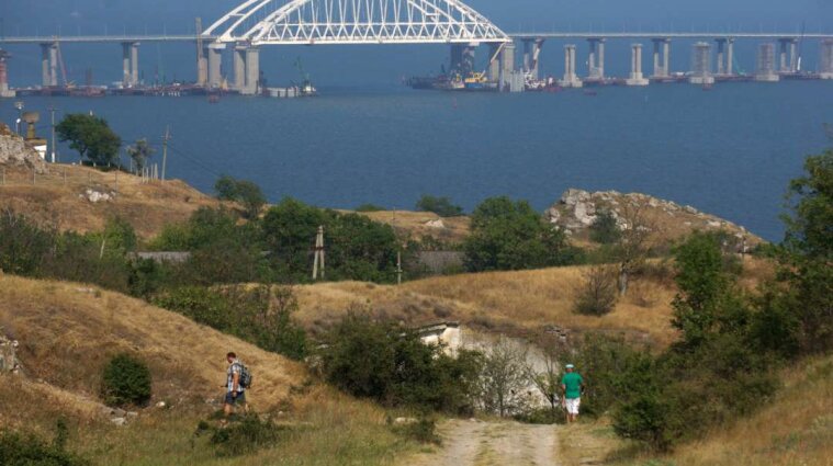 Громкие взрывы в районе Крымского моста: что известно