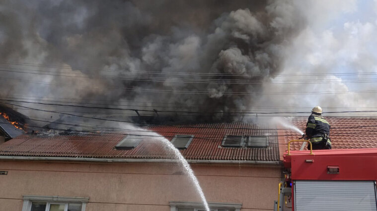 В Мукачево загорелся дорожный отель - фото
