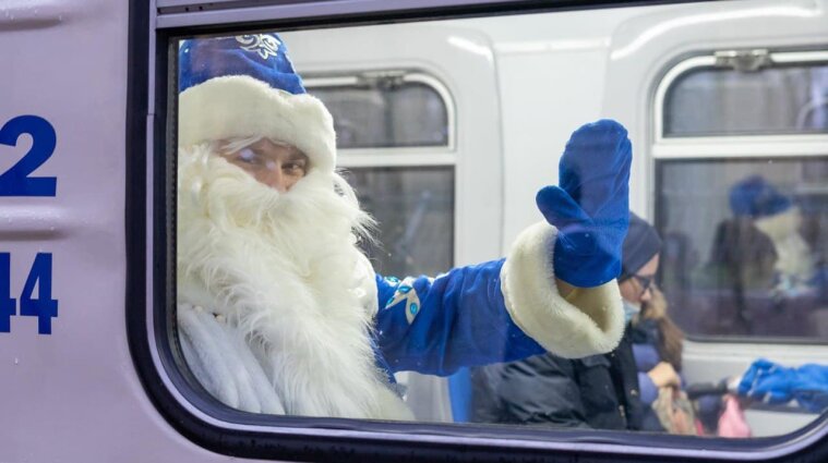 В Киеве детская железная дорога открыла зимнее движение поездов (фото)