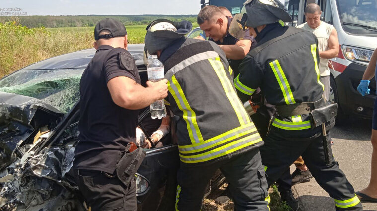 Легковик та мікроавтобус зіштовхнулися на Луганщині: 10 постраждалих