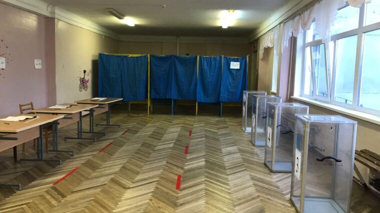 Выборы в Киеве: на больших участках не хватает урн для голосования