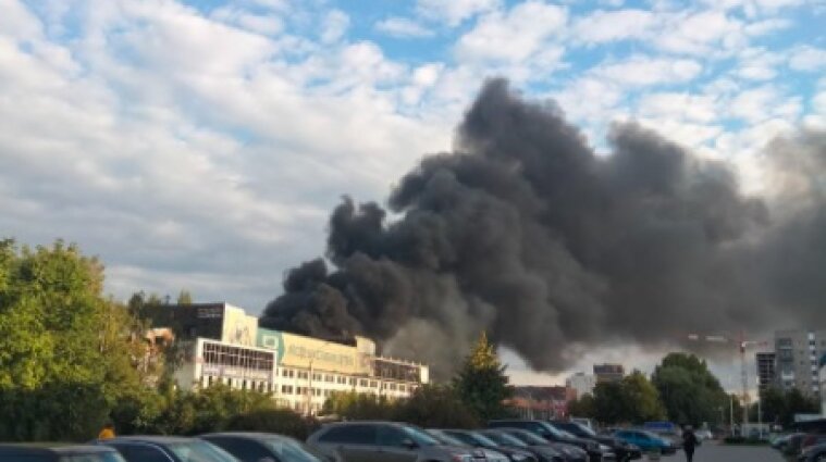 Масштабный пожар вспыхнул на автобусном заводе во Львове - фото, видео