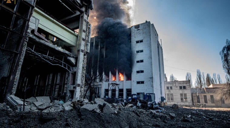 Враг снова атаковал Киев: после обстрела загорелось два здания, есть жертвы - фото
