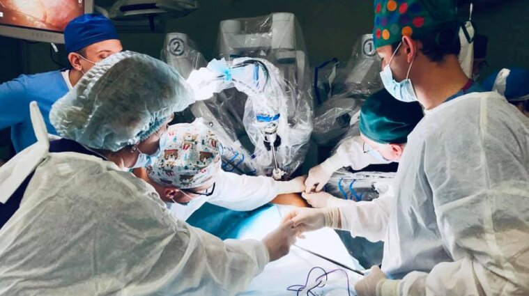 Ни одного разреза: робот-хирург прооперировал первого пациента во Львовской больнице