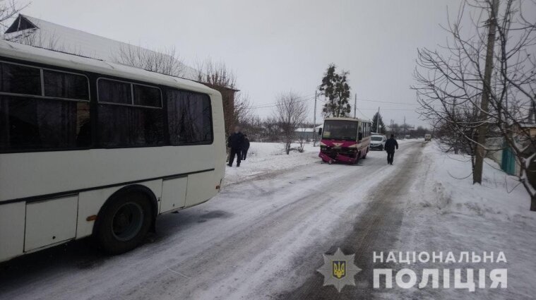 Два рейсовых автобуса с пассажирами столкнулись в Харьковской области