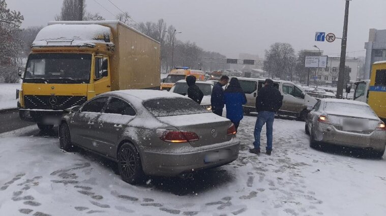 Сніг та ДТП: що відбувається на дорогах Києва