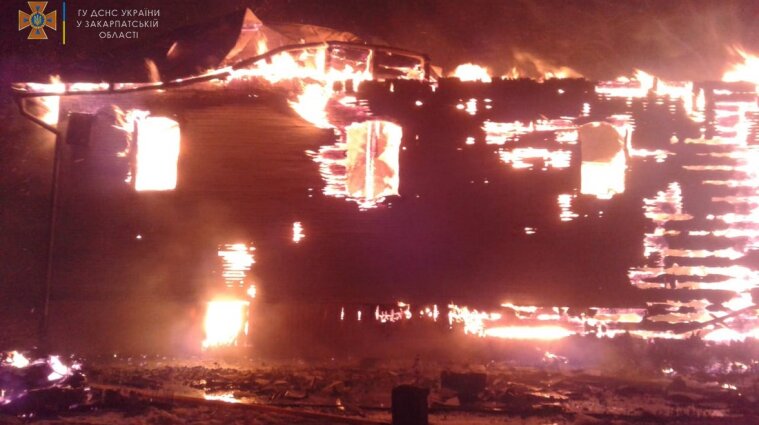 На Закарпатті пожежа повністю знищила дерев'яну Свято-Миколаївську церкву - фото