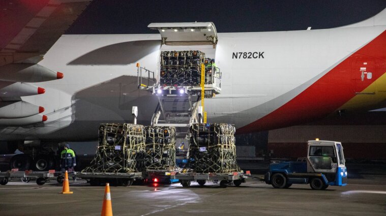 Понад 130 тонн: ще два літаки від США з "Джавелінами" та амуніцією прибули до України (фото)