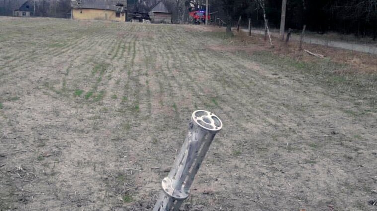 Рашисти обстріляли з авіації кілька сіл у Житомирській області (фото)