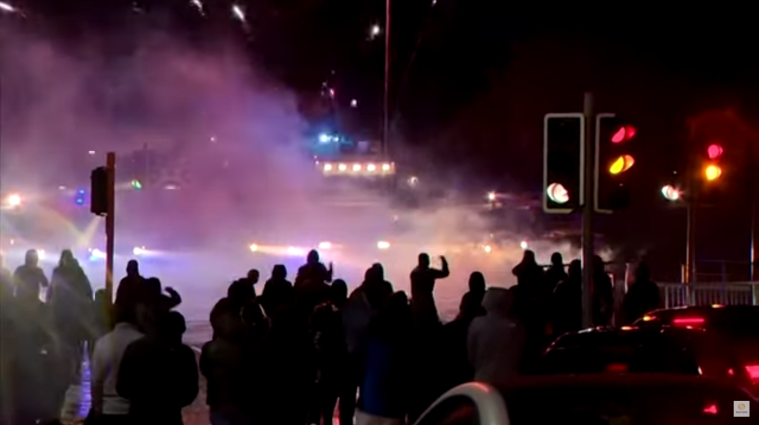 У Північній Ірландії протестувальники спалили автобус силовиків і поранили 55 поліціянтів (відео)
