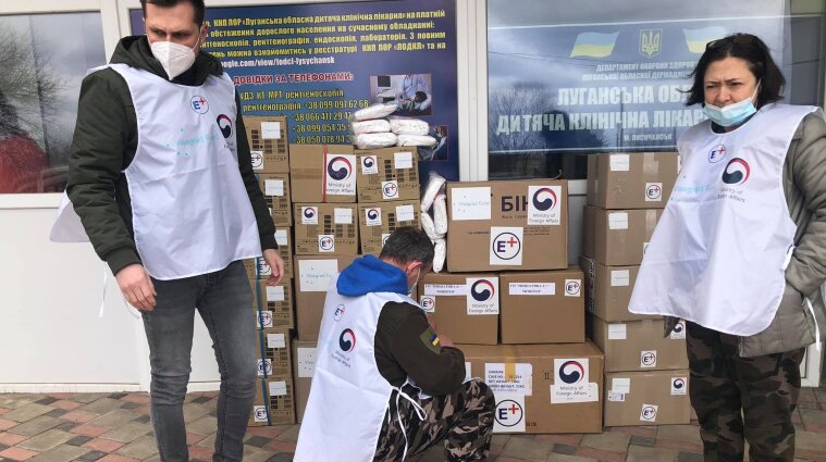 Волонтеры передали гуманитарную помощь более чем на миллион гривен в больницы Луганщины