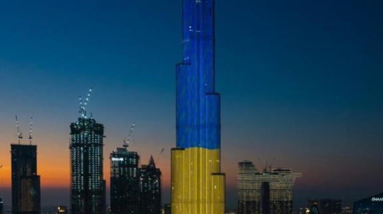 В ОАЭ самый высокий в мире небоскреб подсветили цветами украинского флага