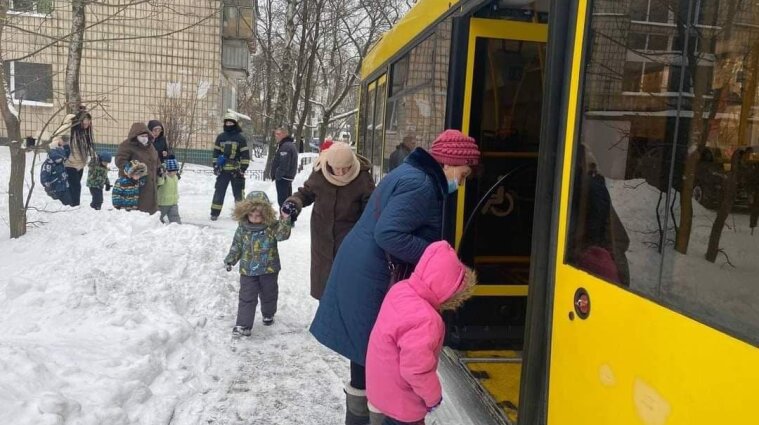У Києві горів дитсадок: евакуювали понад сотню дітей