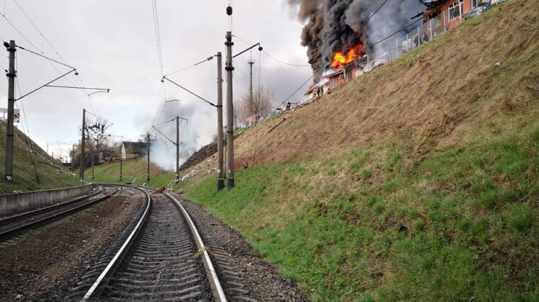 Поезда задерживаются из-за взрывов во Львовской области