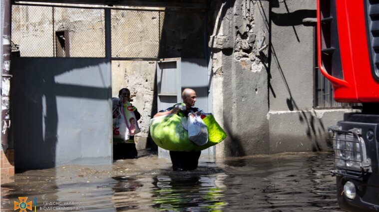 Непогода в Украине: в трех областях затопило дома, улицы и огороды