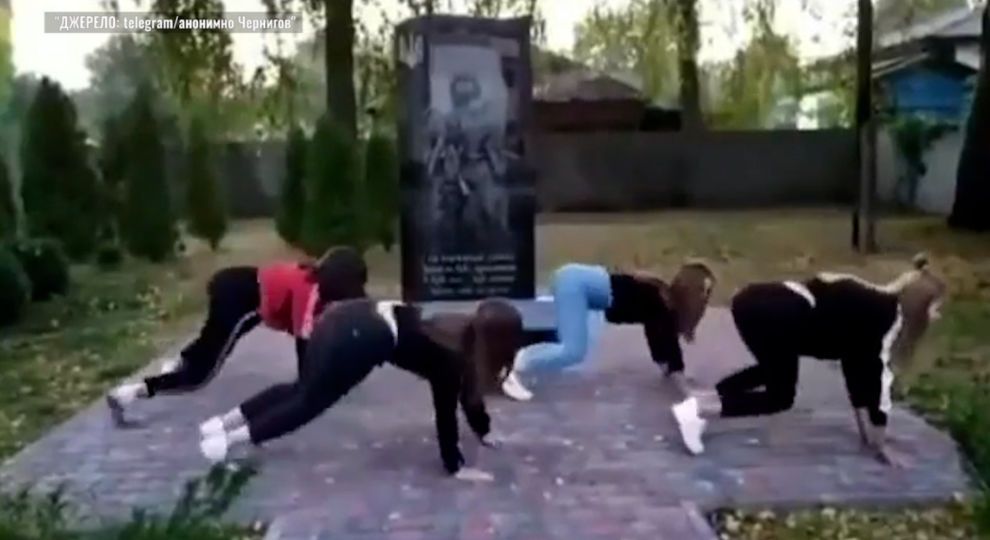 Школярок притягнули до відповідальності за тверк біля меморіалу загиблим в АТО (відео)