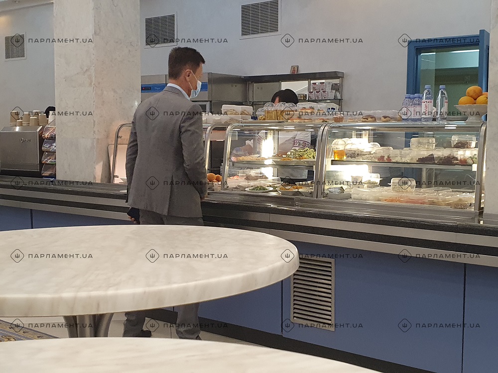 Креветки на шпажках и язык с хреном: что и почем едят нардепы в Раде