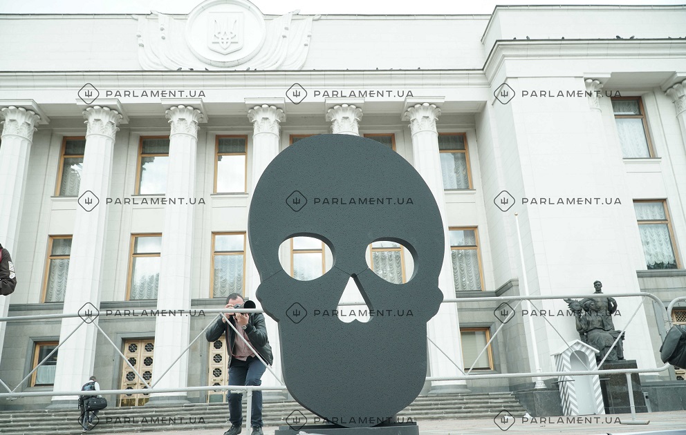 Під Радою протестують проти "Бюджету смерті": вимагають збільшити фінансування ліків