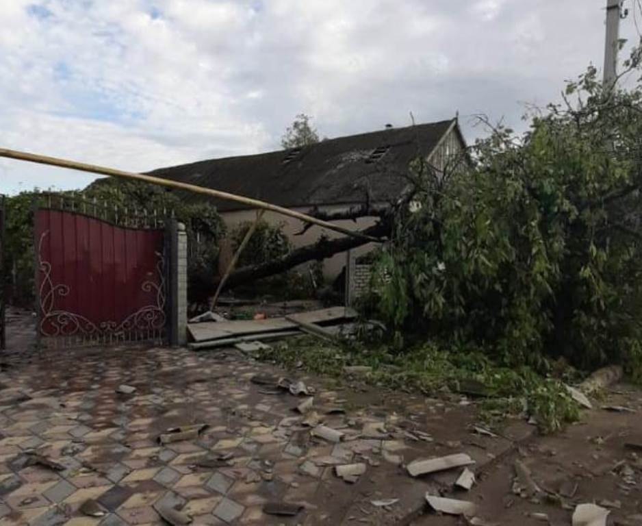 Рятівники ліквідують наслідки негоди у Херсонській області