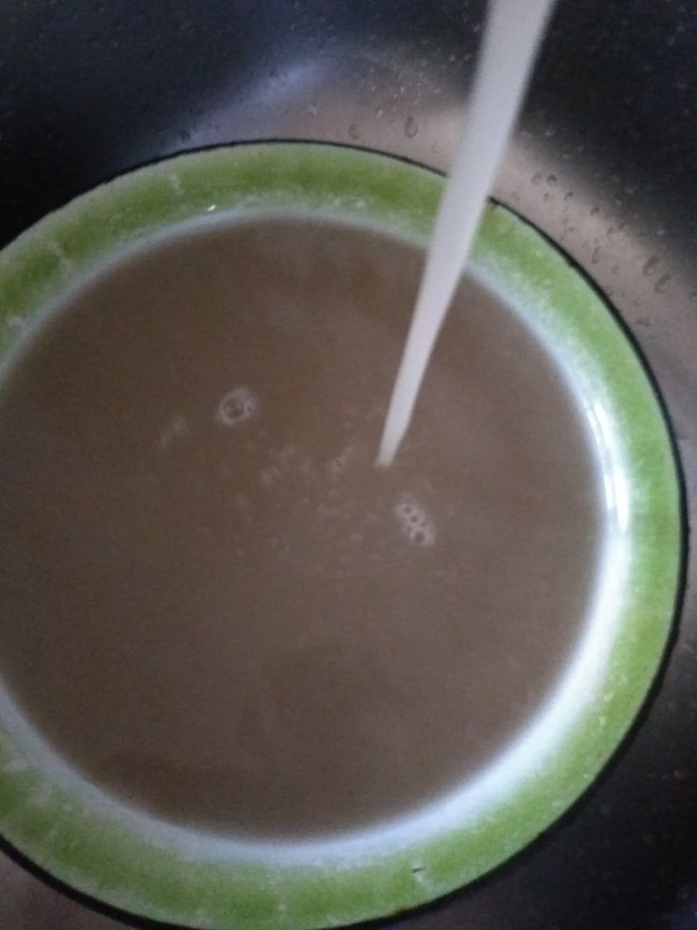 Жители Симферополя жалуются на черную воду из кранов