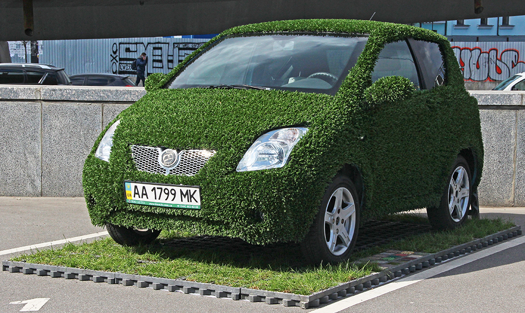 Електромобілям почали видавати зелені номери