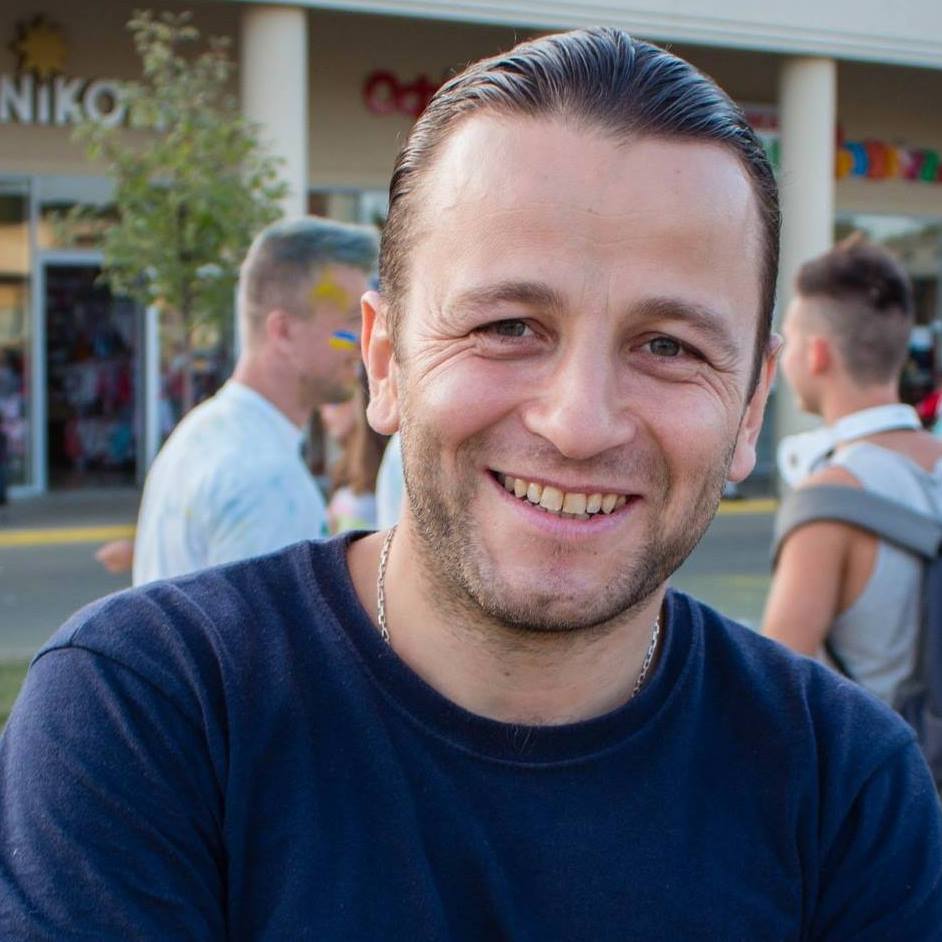 Блогер сім разів відповів на "п'ять питань Зеленського" на одній дільниці