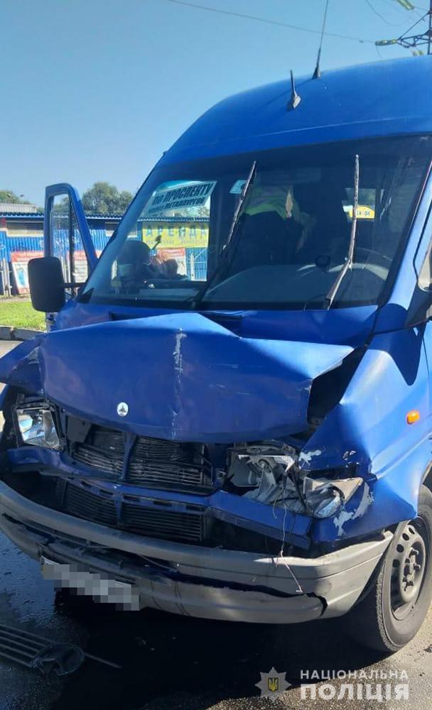 Два маршрутных микроавтобуса столкнулись в Запорожье - фото
