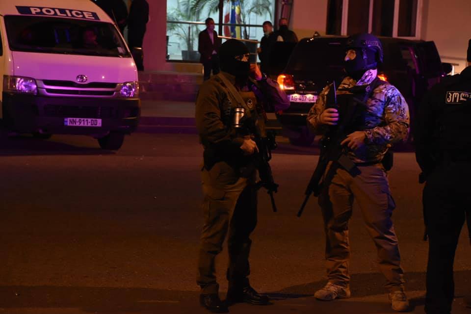 Чоловік, який захопив банк у Грузії, втік з грошима та заручниками