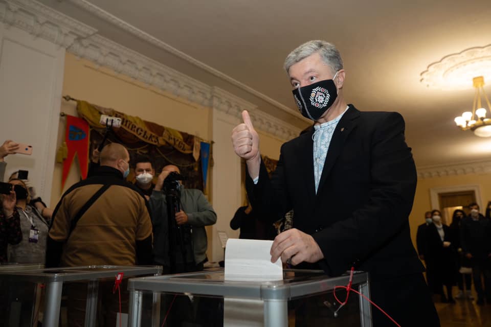 У масці, разом із дружиною: як голосував Порошенко - фото