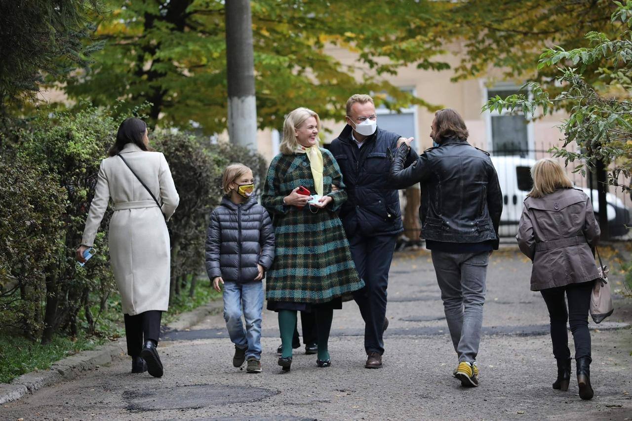 Искал и не нашел: Садовый пришел на выборы с загранпаспортом