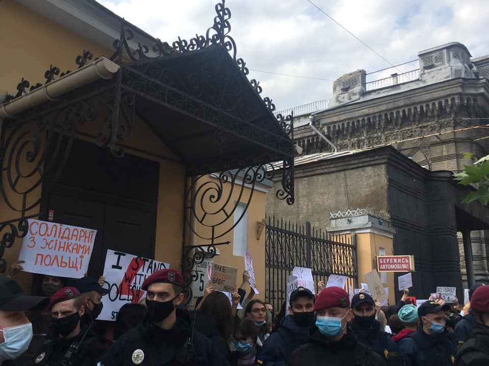 Жінки мають вибір: феміністки в Україні провели акції солідарності із жінками Польщі