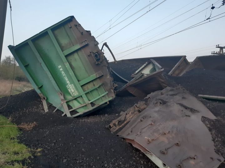 У Кривому Розі 14 вагонів вантажного потягу зійшли з рейок