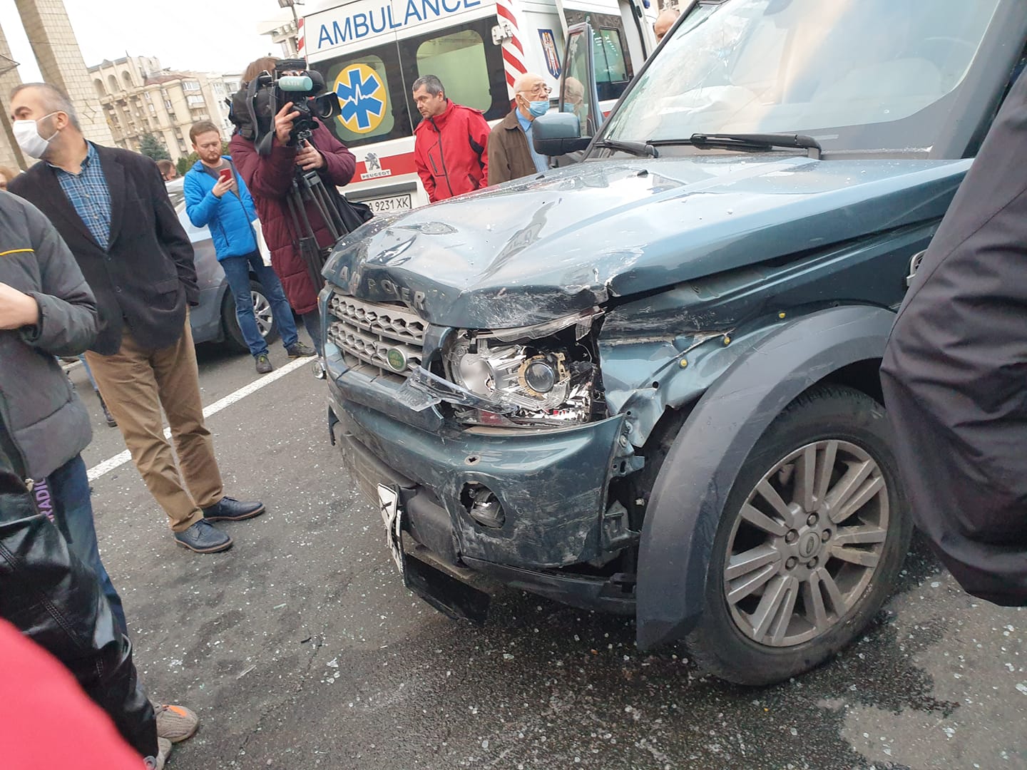 На Хрещатику у Києві авто протаранило зупинку: двоє загиблих та кілька поранених