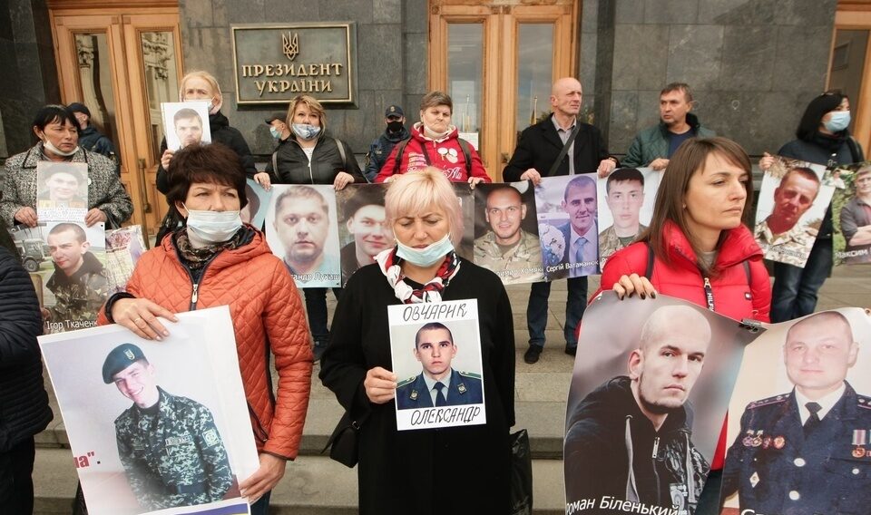 Родственники пленных и пропавших без вести устроили акцию под Офисом Президента - фото