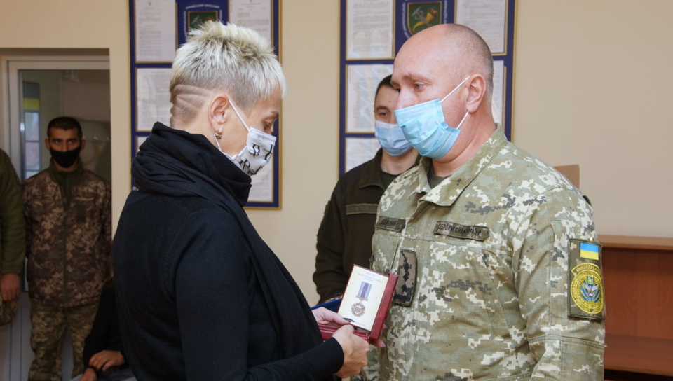 В Харькове членов экипажа самолета Ан-26 посмертно наградили