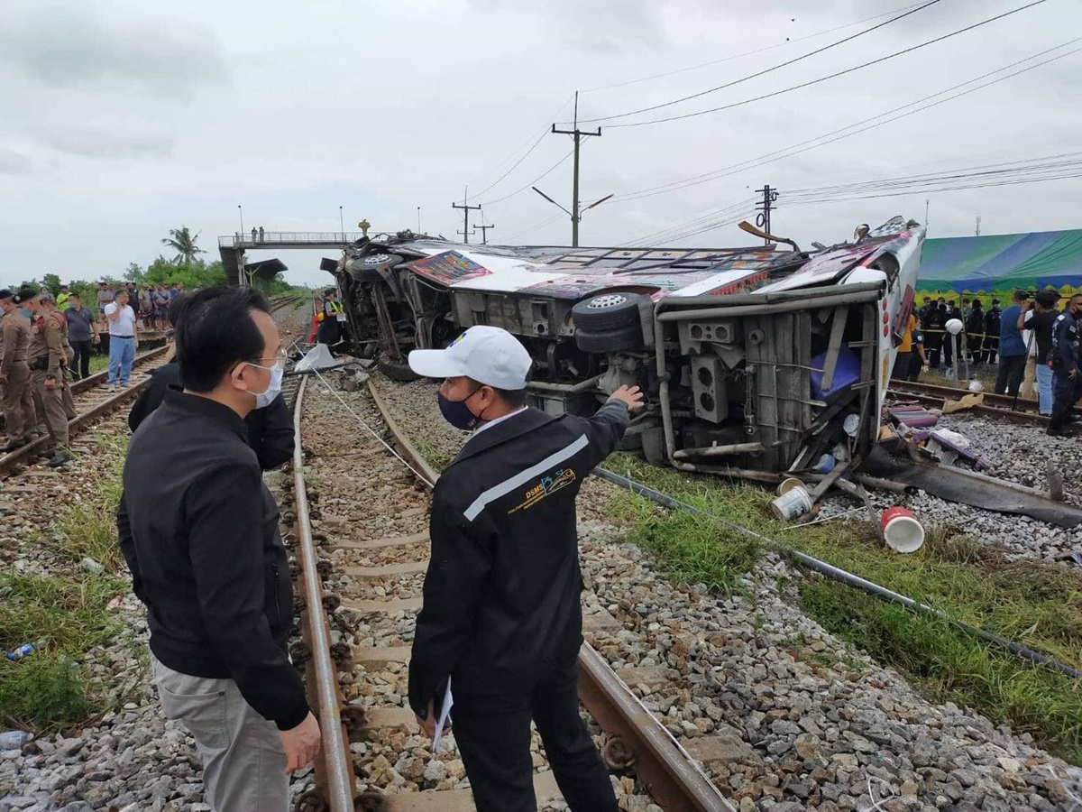 У Таїланді автобус зіткнувся з потягом: 20 загиблих, ще 30 поранених