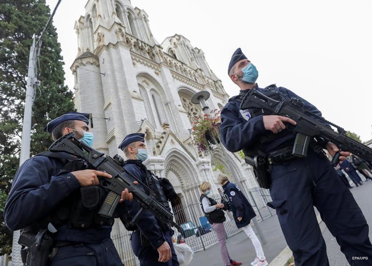 Франция выведет на улицы больше правоохранителей из-за террористов