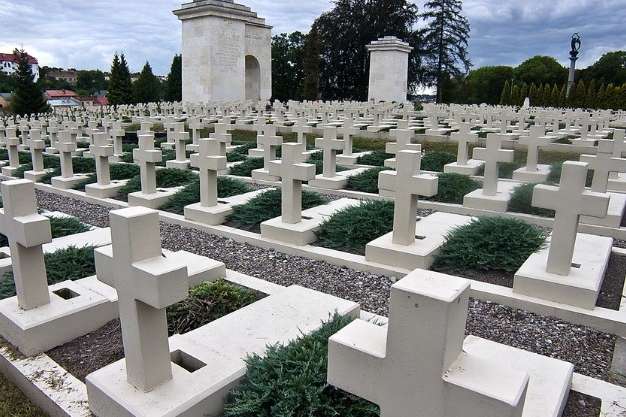 Україна погодилась видати Польщі дозволи на ексгумації, але з умовою