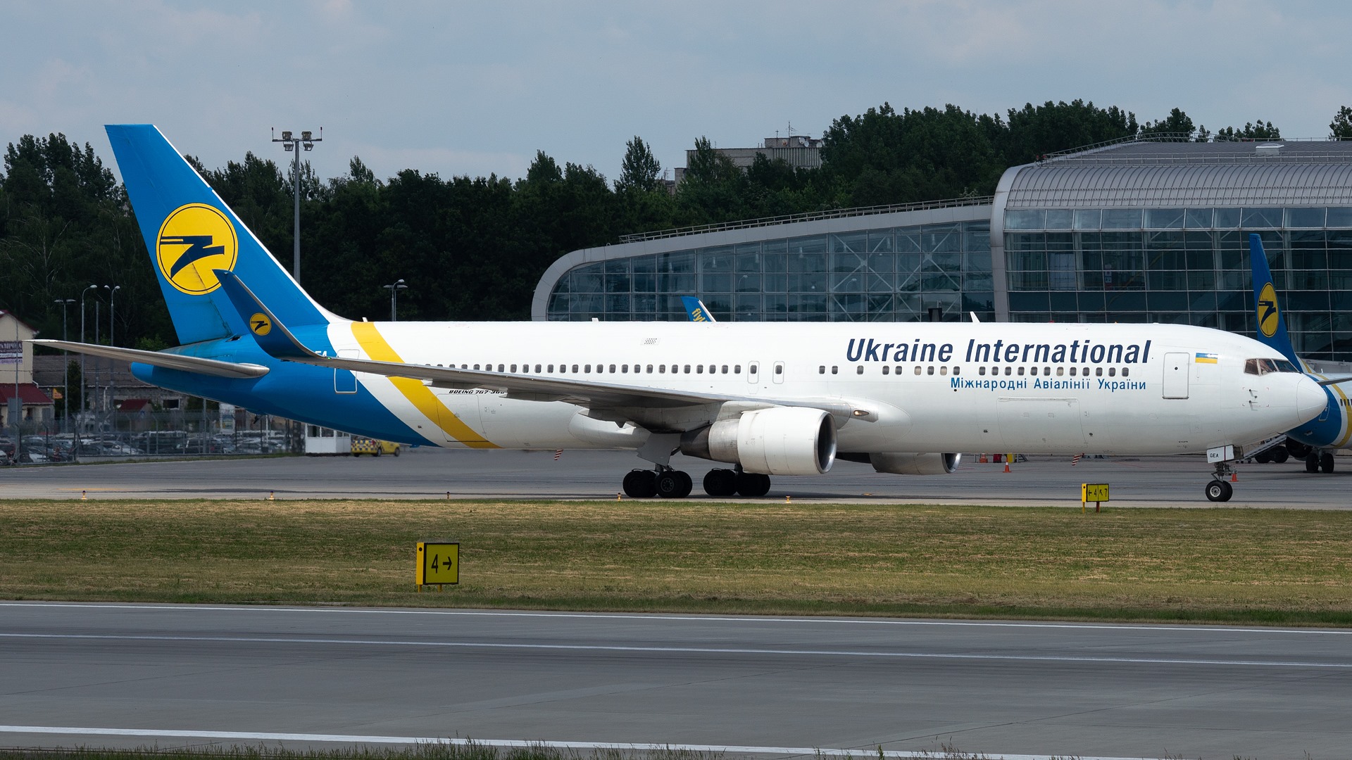 МАУ перенесла рейси через COVID-19 і конфлікт в Нагірному Карабасі