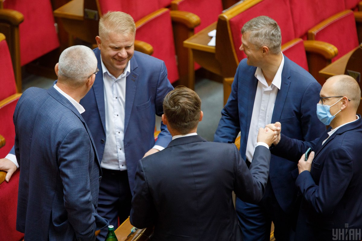 На місцеві вибори в облцентри балотуються 56 діючих народних депутатів