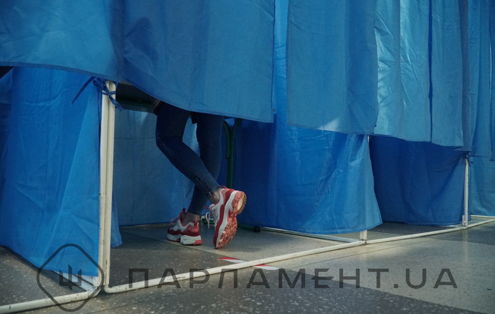 Виборців у Слов’янську заманювали на дільниці "айфонами"