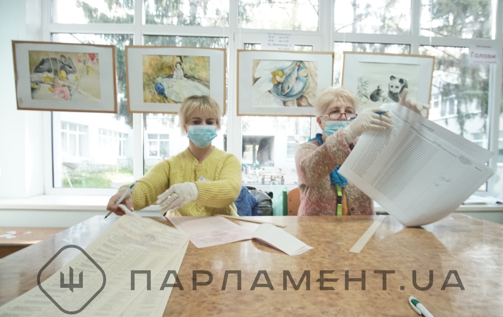 Голову однієї з виборчих комісій у Києві підозрюють у підробці результатів голосування