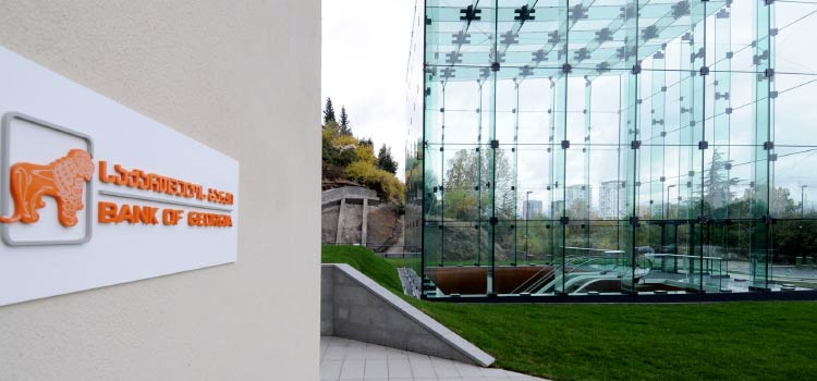 У Грузії озброєний чоловік захопив заручників у банку