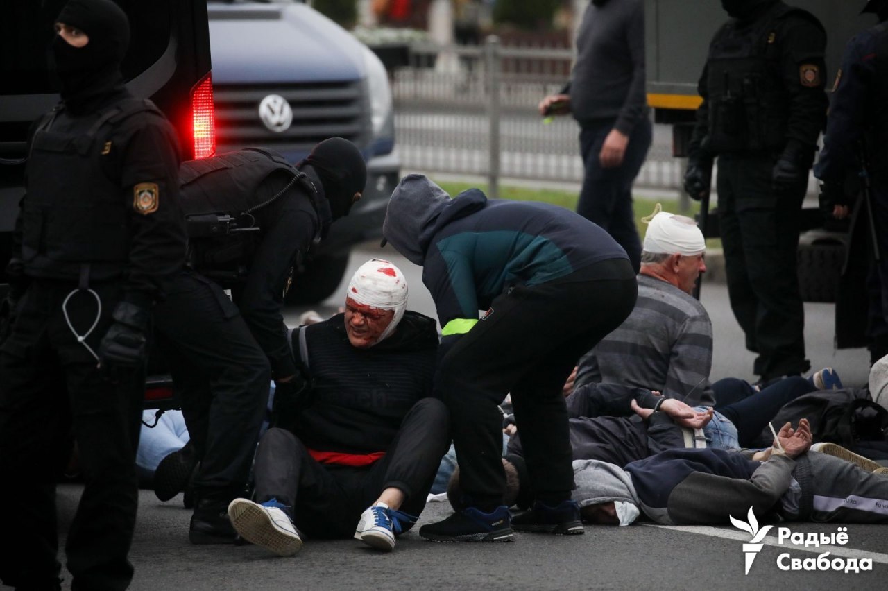 В Беларуси задержания во время акций протеста: ОМОН бьет лежачих