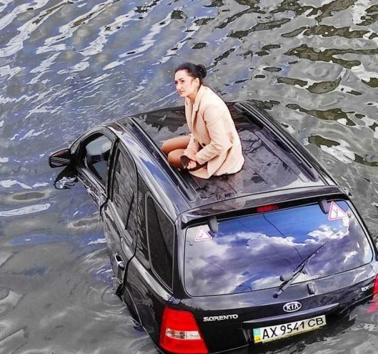 У центрі Харкова жінка на своєму авто впала в річку