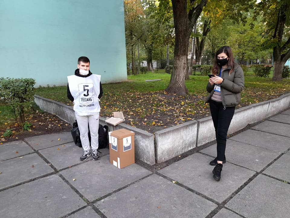 Кияни скаржаться у поліцію на представників "опитування" Зеленського