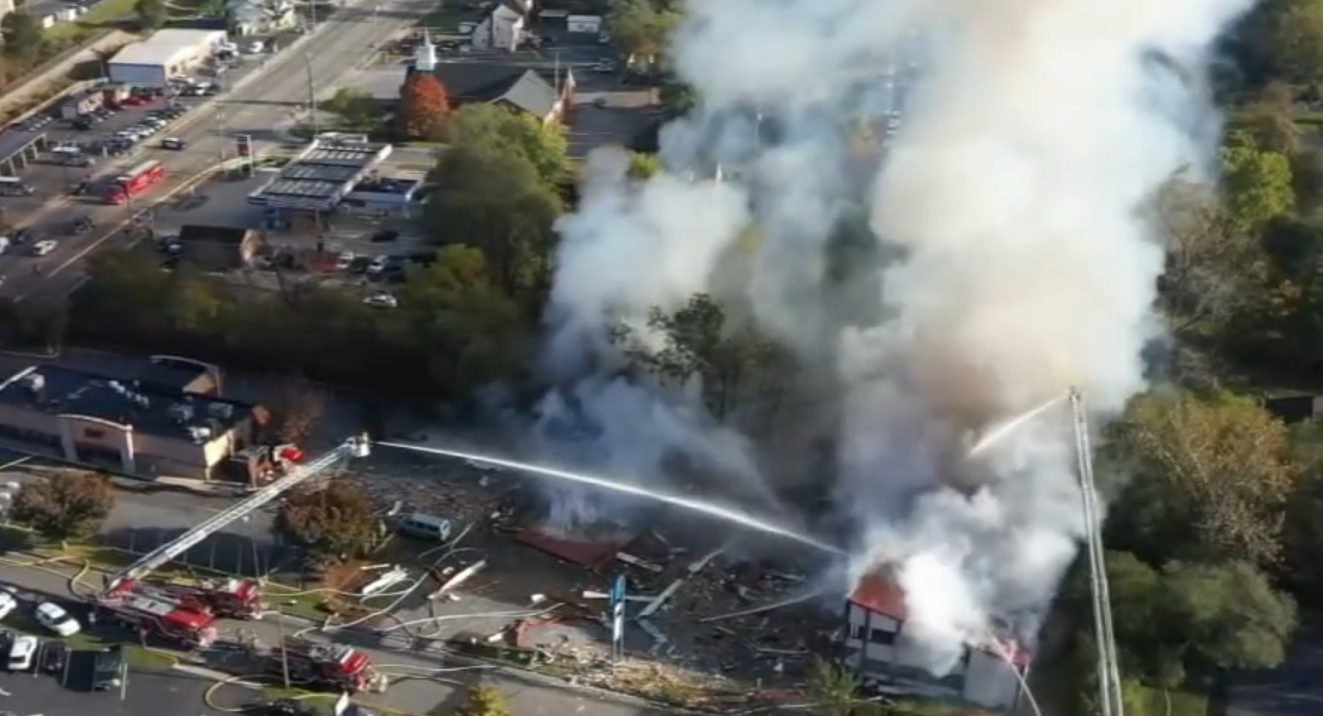 Пять человек пострадали в результате взрыва в торговом центре в США - видео