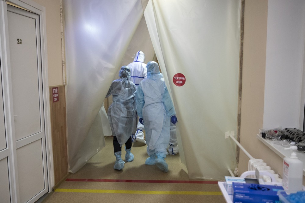 В Україні знову рекорд з коронавірусу: 8899 нових випадків