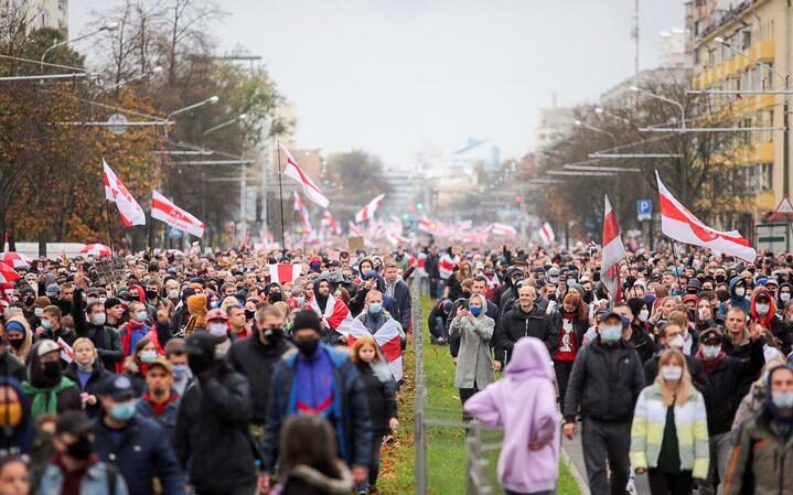 Мітинг в Білорусі: тривають страйки, затримують студентів, перекривають вулиці