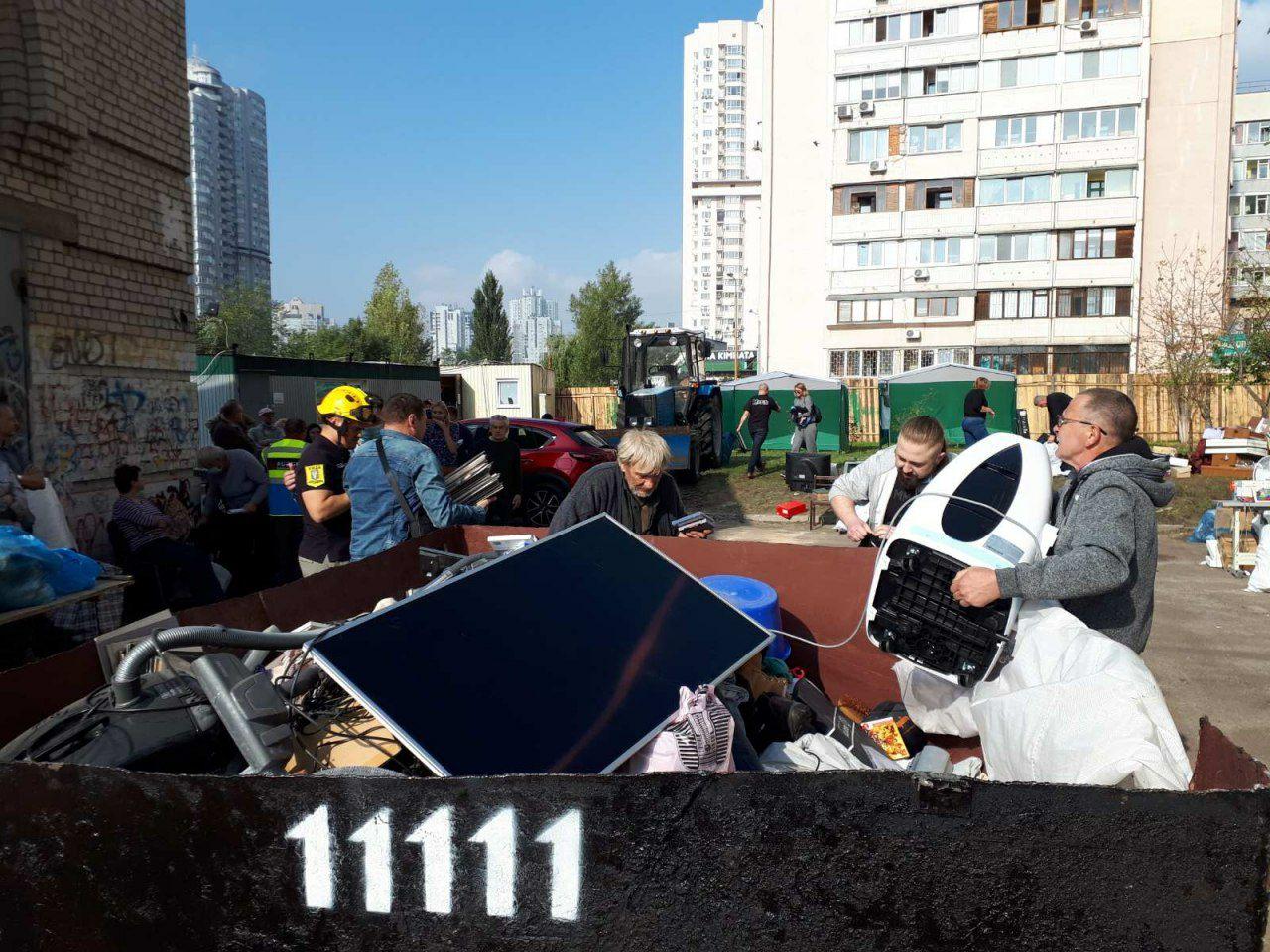 На Позняках жителям поврежденного дома возвращают личные вещи